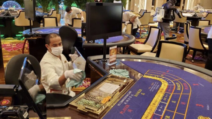 casino-dealer-table-clean