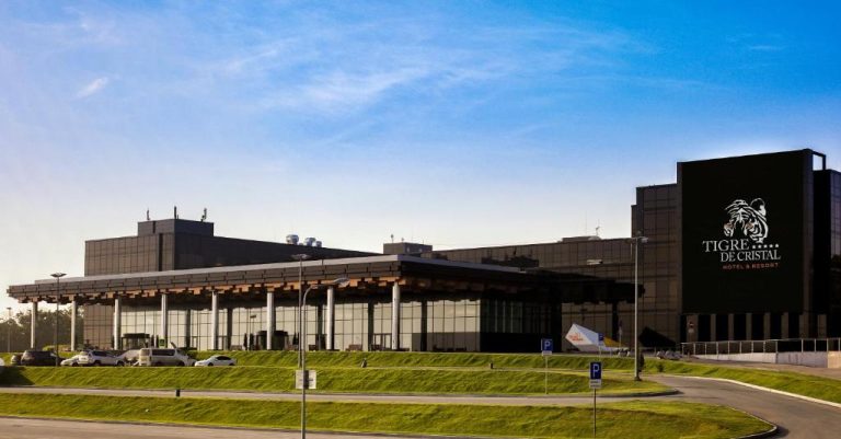 Tigre de Cristal Resort, Summit Ascent