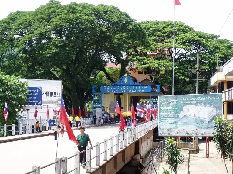 Thai Police and soldiers seize shipment of gambling equipment